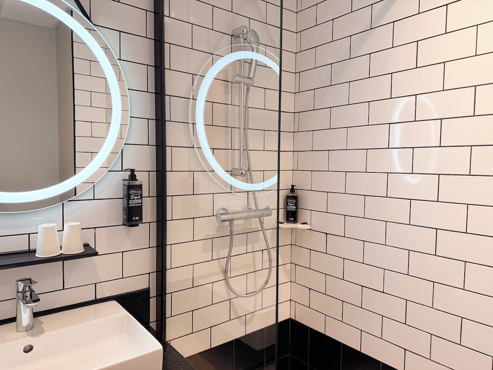 Habitación Estándar con 1 cama doble del hotel Ibis Lunel Petite Camargue. Foto 7