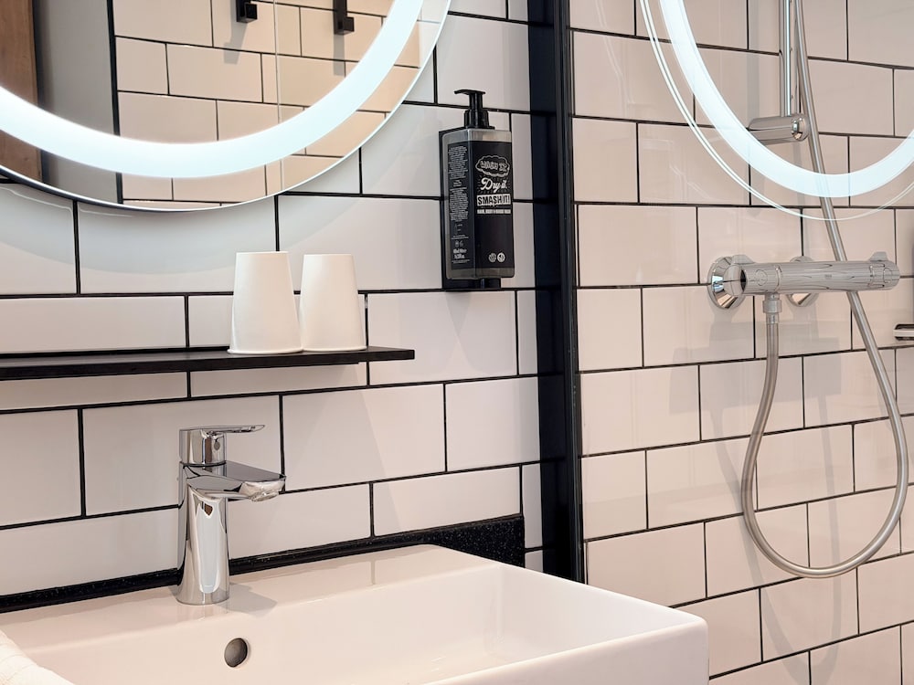 Habitación Estándar con 1 cama doble del hotel Ibis Lunel Petite Camargue. Foto 8