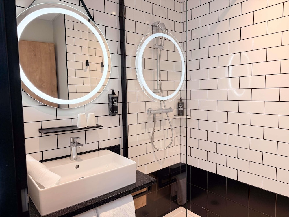Habitación estándar con 2 camas individuales del hotel Ibis Lunel Petite Camargue. Foto 9
