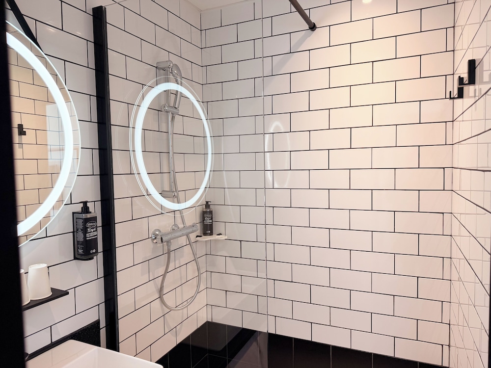 Habitación estándar con 2 camas individuales del hotel Ibis Lunel Petite Camargue. Foto 13