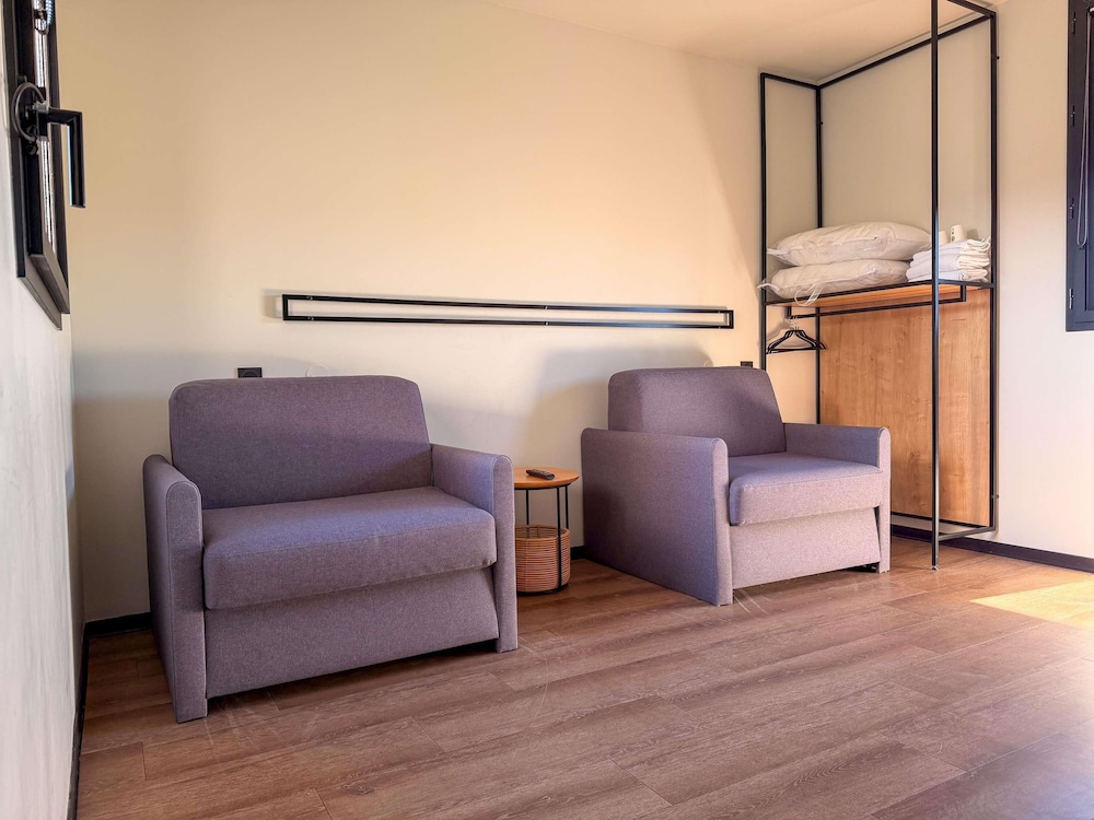Habitación Familiar del hotel Ibis Lunel Petite Camargue. Foto 7