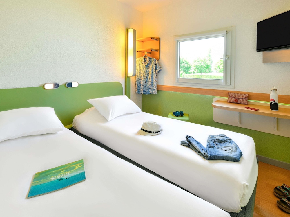 Habitación con 2 camas individuales del hotel ibis budget Clermont Ferrand Sud Aubière. Foto 1