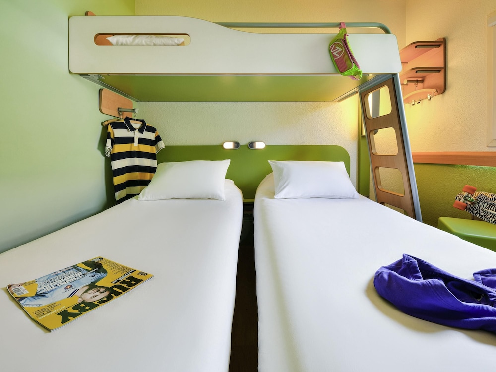 TRIPLE: habitación con 3 camas individuales del hotel ibis budget Clermont Ferrand Sud Aubière. Foto 1