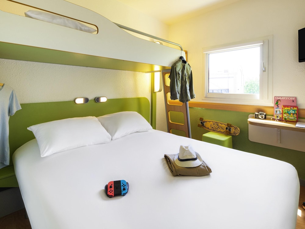 Habitación triple con una cama doble y litera del hotel ibis budget Clermont Ferrand Sud Aubière. Foto 2