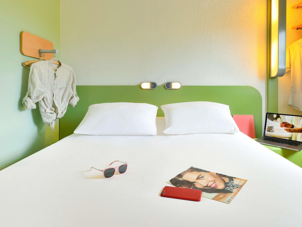 Habitación doble con cama de gran tamaño del hotel ibis budget Clermont Ferrand Sud Aubière