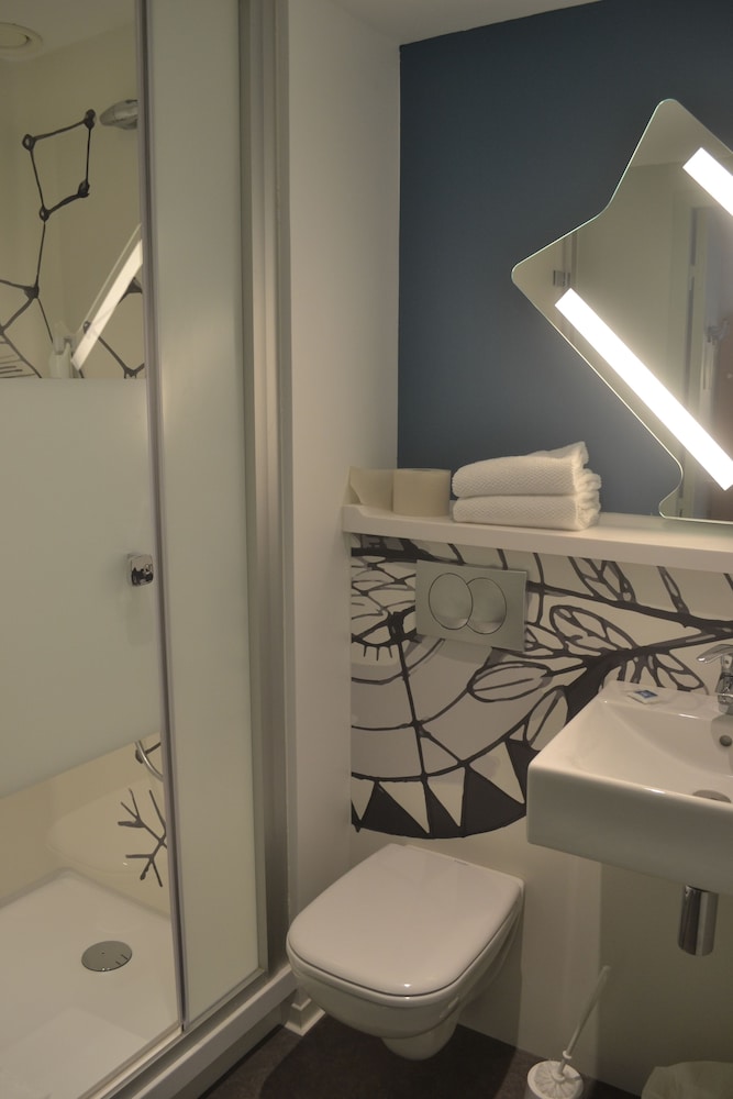 Habitación doble con cama de gran tamaño del hotel ibis budget Clermont Ferrand Sud Aubière. Foto 1