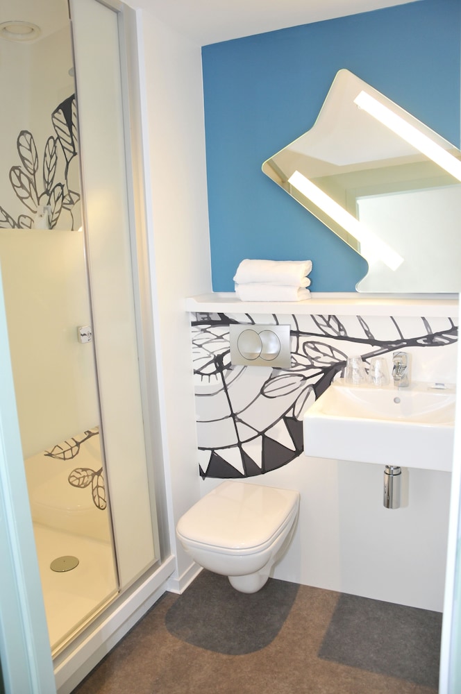 Habitación doble con cama de gran tamaño del hotel ibis budget Clermont Ferrand Sud Aubière. Foto 3