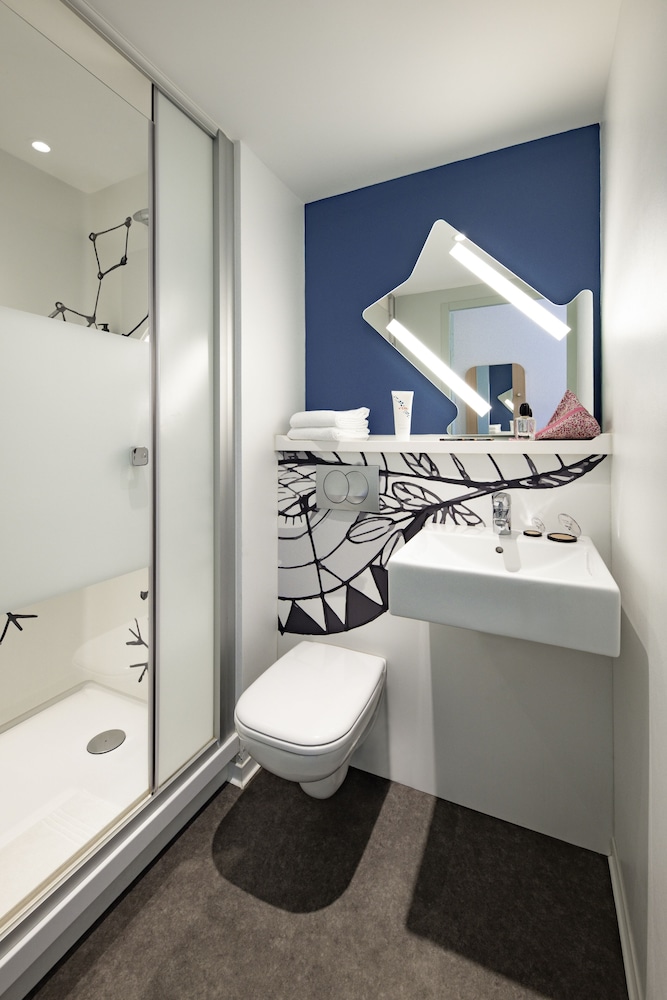 Habitación doble con cama de gran tamaño del hotel ibis budget Clermont Ferrand Sud Aubière. Foto 4