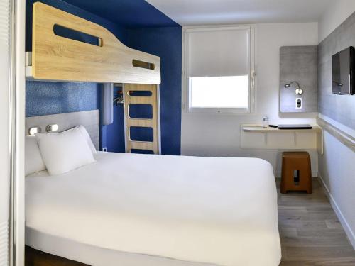 Habitación con cama de matrimonio y litera del hotel ibis Budget Le Treport Mers Les Bains