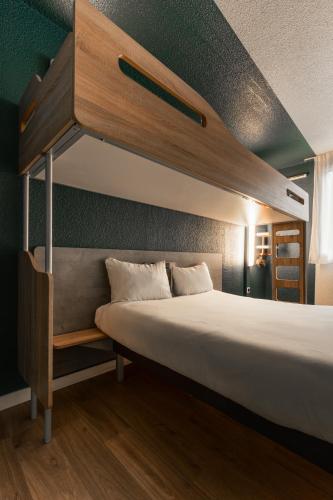 Habitación con cama de matrimonio y litera del hotel ibis Budget Le Treport Mers Les Bains. Foto 3