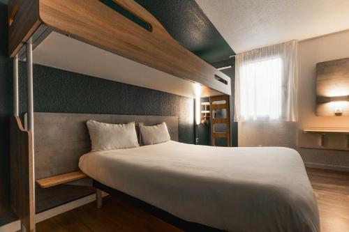 Habitación con cama de matrimonio y litera del hotel ibis Budget Le Treport Mers Les Bains. Foto 4
