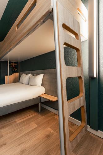 Habitación con cama de matrimonio y litera del hotel ibis Budget Le Treport Mers Les Bains. Foto 5