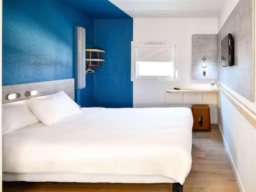 Habitación doble con cama de gran tamaño del hotel ibis Budget Le Treport Mers Les Bains. Foto 3