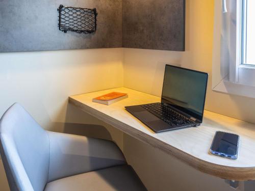 DOBLE - Habitación con una cama grande del hotel Ibis budget Haguenau Strasbourg Nord. Foto 1
