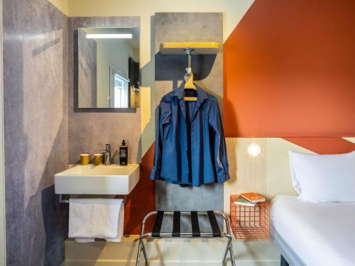 DOBLE - Habitación con una cama grande del hotel Ibis budget Haguenau Strasbourg Nord. Foto 4