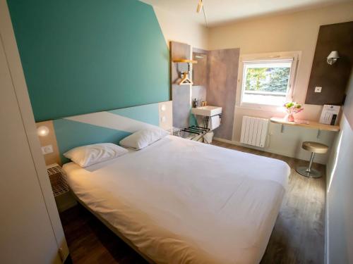 DOBLE - Habitación con una cama grande del hotel Ibis budget Haguenau Strasbourg Nord. Foto 6