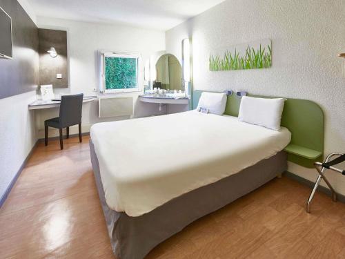 DOBLE - Habitación con una cama grande del hotel Ibis budget Haguenau Strasbourg Nord. Foto 7