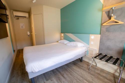 DOBLE - Habitación con una cama grande del hotel Ibis budget Haguenau Strasbourg Nord. Foto 9