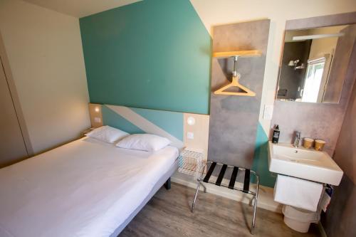 DOBLE - Habitación con una cama grande del hotel Ibis budget Haguenau Strasbourg Nord. Foto 11