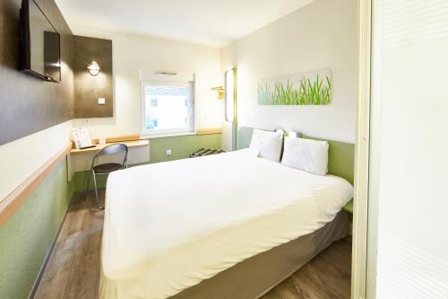 DOBLE - Habitación con una cama grande del hotel Ibis budget Haguenau Strasbourg Nord. Foto 12