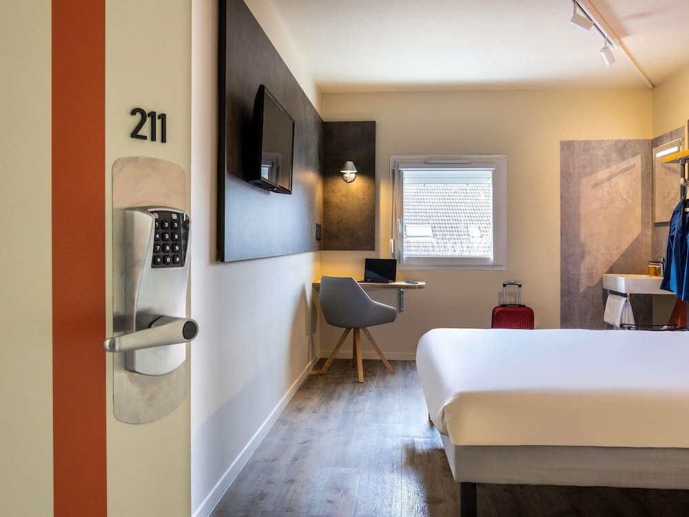Triple - Habitación con una cama doble y una litera individual del hotel Ibis budget Haguenau Strasbourg Nord. Foto 8