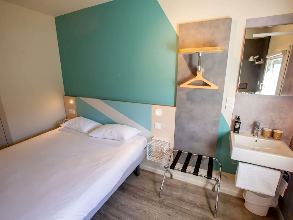 Triple - Habitación con una cama doble y una litera individual del hotel Ibis budget Haguenau Strasbourg Nord. Foto 10