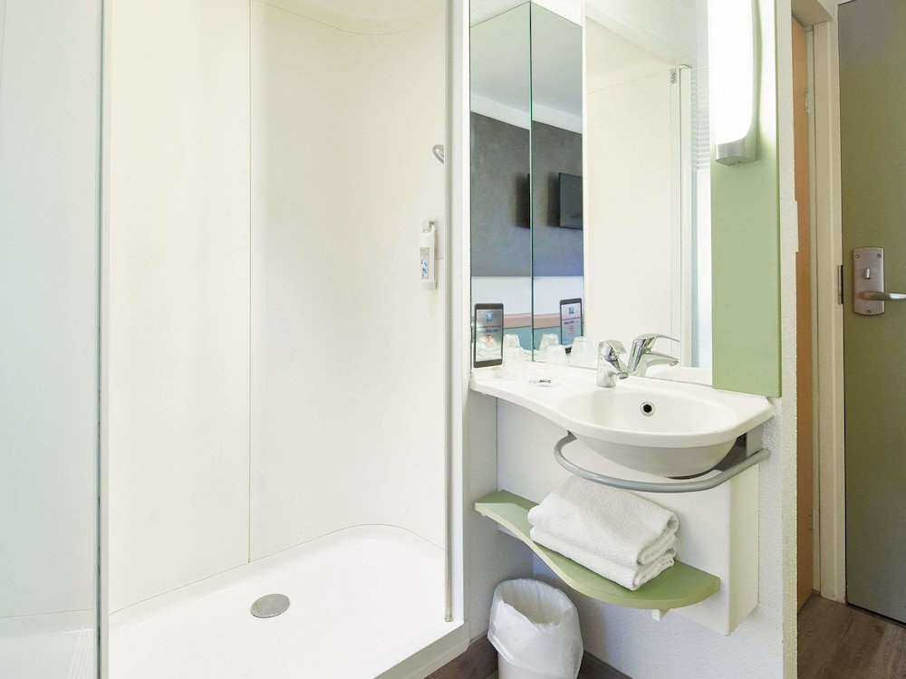 Triple - Habitación con una cama doble y una litera individual del hotel Ibis budget Haguenau Strasbourg Nord. Foto 11