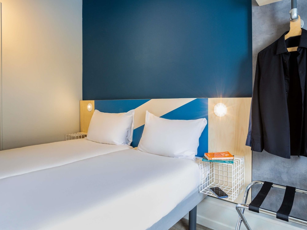 Habitación con 2 camas individuales para hasta 2 personas del hotel Ibis budget Haguenau Strasbourg Nord. Foto 15