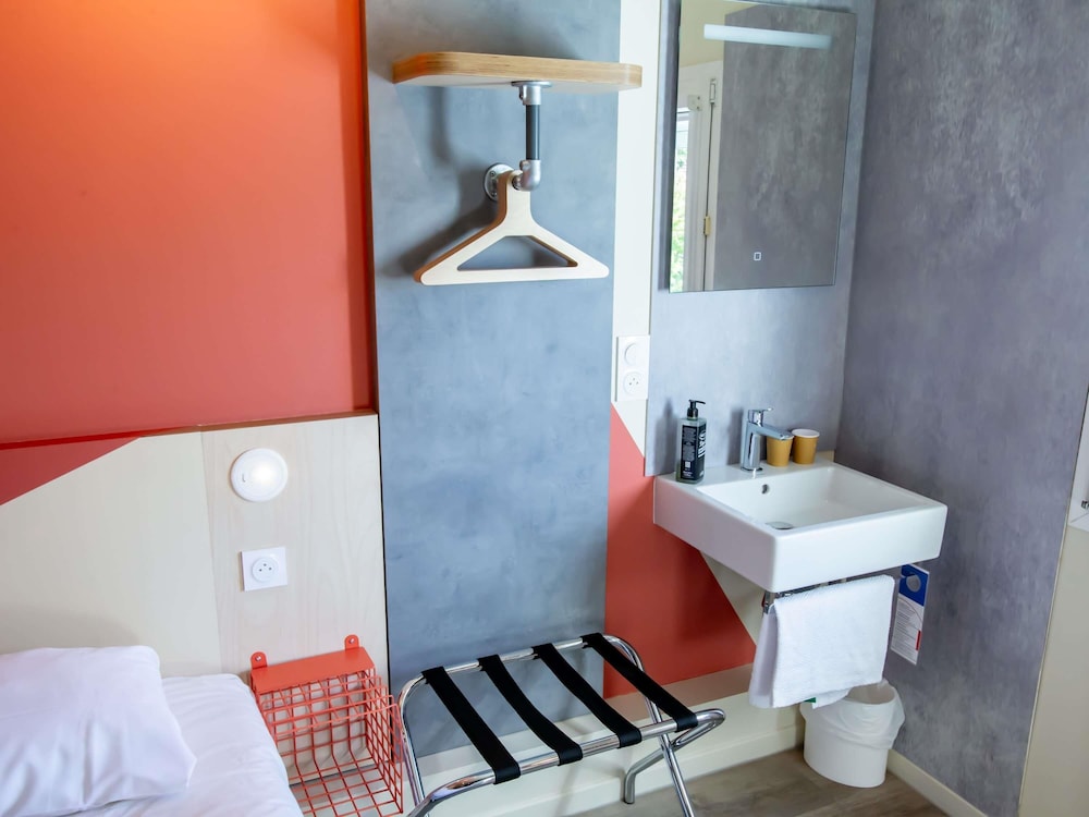 Habitación con 2 camas individuales para hasta 2 personas del hotel Ibis budget Haguenau Strasbourg Nord. Foto 16