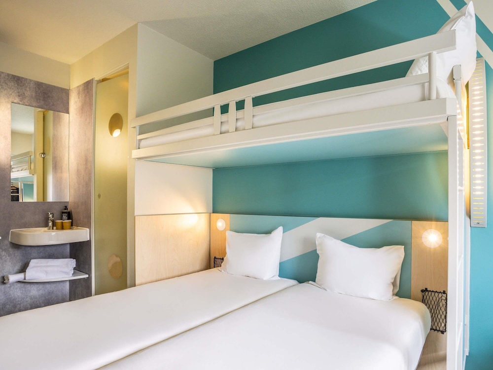 TRIPLE - Habitación con 3 camas individuales del hotel Ibis budget Haguenau Strasbourg Nord. Foto 1
