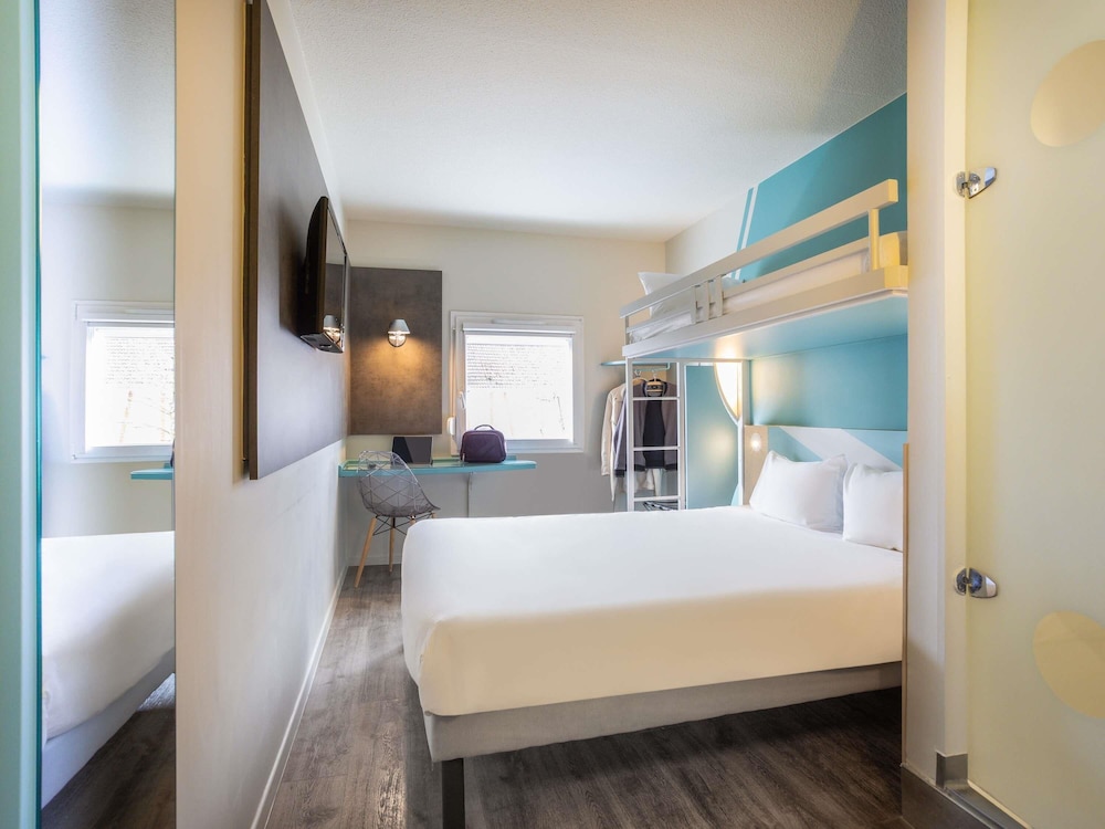 TRIPLE - Habitación con 3 camas individuales del hotel Ibis budget Haguenau Strasbourg Nord. Foto 2