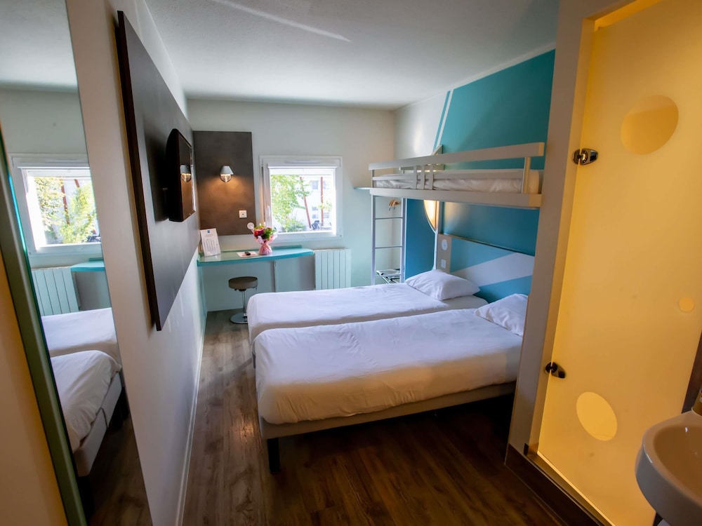 TRIPLE - Habitación con 3 camas individuales del hotel Ibis budget Haguenau Strasbourg Nord. Foto 3