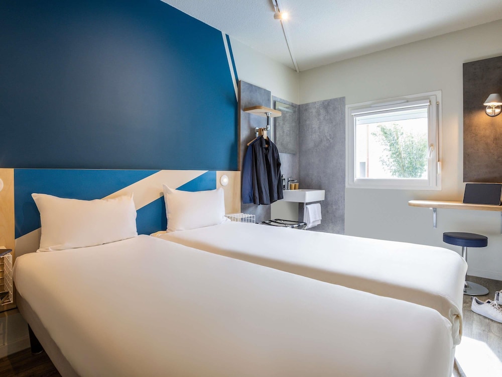 TRIPLE - Habitación con 3 camas individuales del hotel Ibis budget Haguenau Strasbourg Nord. Foto 4