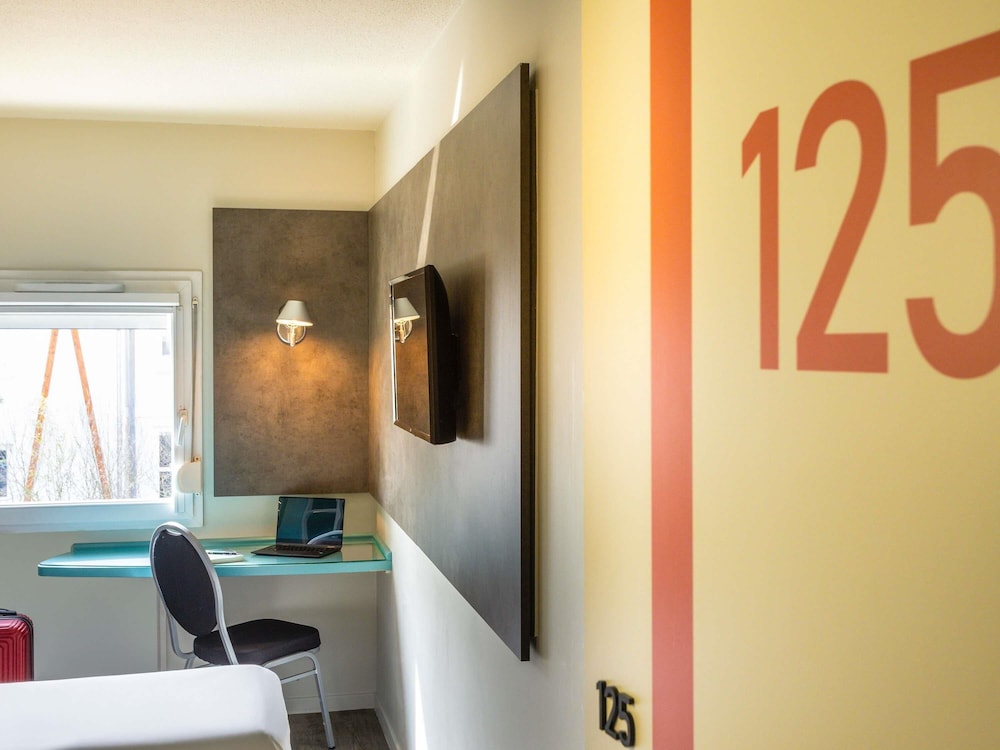 TRIPLE - Habitación con 3 camas individuales del hotel Ibis budget Haguenau Strasbourg Nord. Foto 6