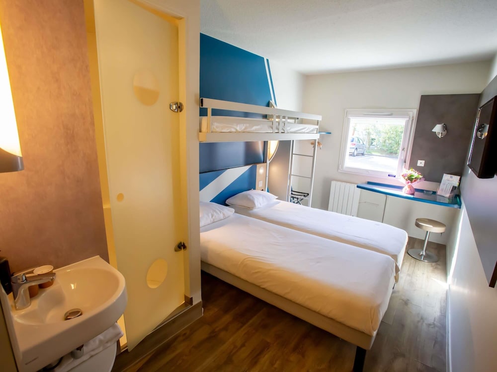 TRIPLE - Habitación con 3 camas individuales del hotel Ibis budget Haguenau Strasbourg Nord. Foto 7