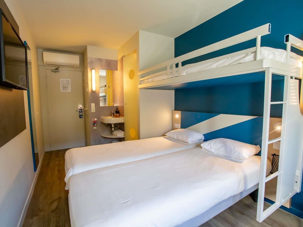 TRIPLE - Habitación con 3 camas individuales del hotel Ibis budget Haguenau Strasbourg Nord. Foto 8
