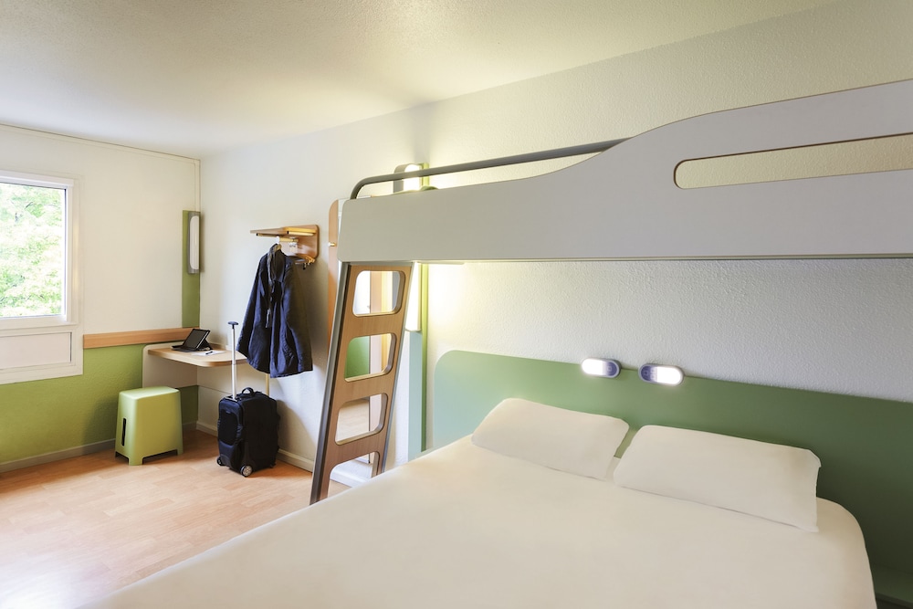 Habitación triple Cama Litera 1 Cama queen del hotel Ibis Budget Lisieux. Foto 2