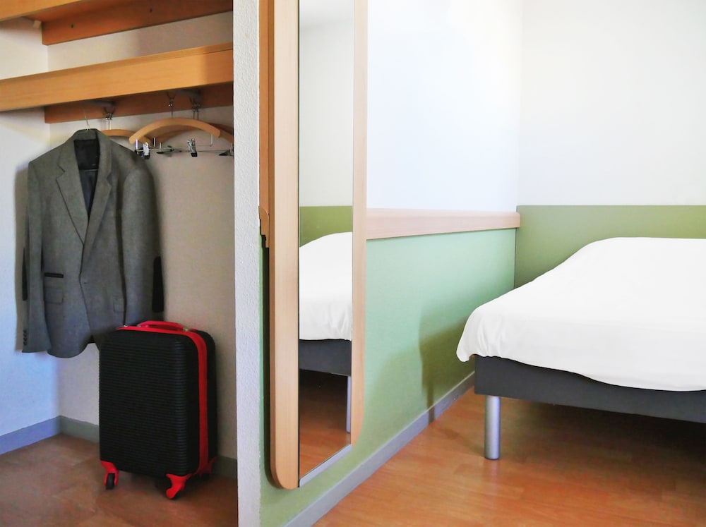 Habitación triple Cama Litera 1 Cama queen del hotel Ibis Budget Lisieux. Foto 4