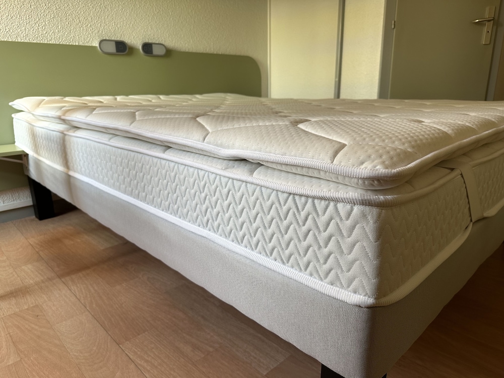 Habitación triple Cama Litera 1 Cama queen del hotel Ibis Budget Lisieux. Foto 5
