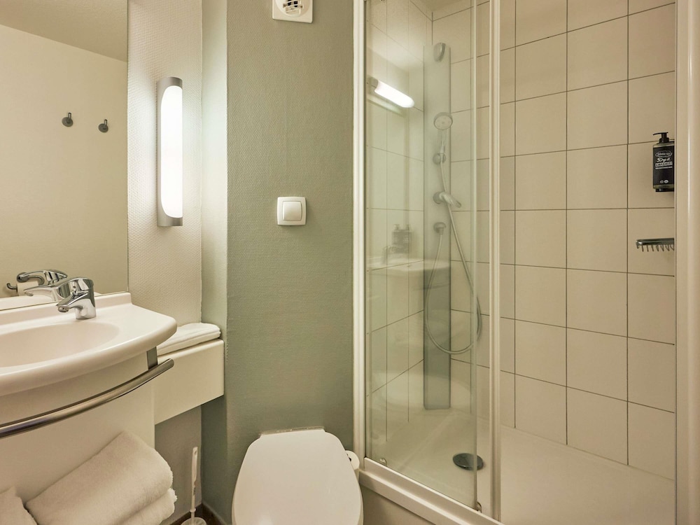 Habitación triple Cama Litera 1 Cama queen del hotel Ibis Budget Lisieux. Foto 7
