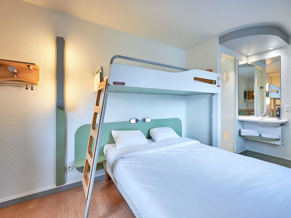 Habitación triple Cama Litera 1 Cama queen del hotel Ibis Budget Lisieux. Foto 8