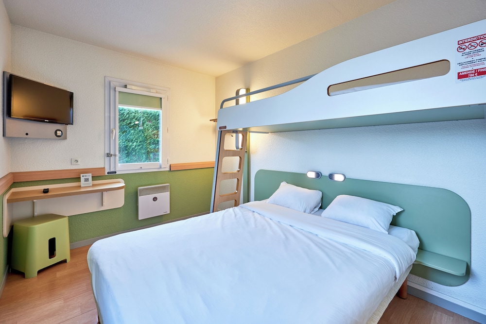 Habitación triple Cama Litera 1 Cama queen del hotel Ibis Budget Lisieux. Foto 9