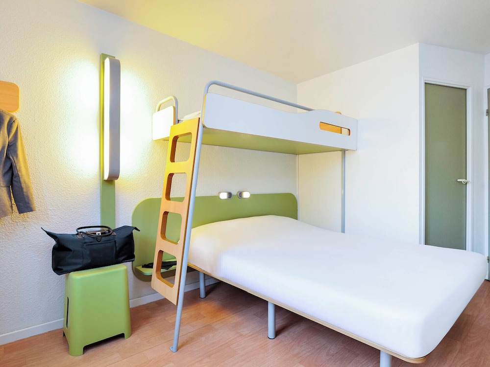 Habitación triple Cama Litera 1 Cama queen del hotel Ibis Budget Lisieux. Foto 11