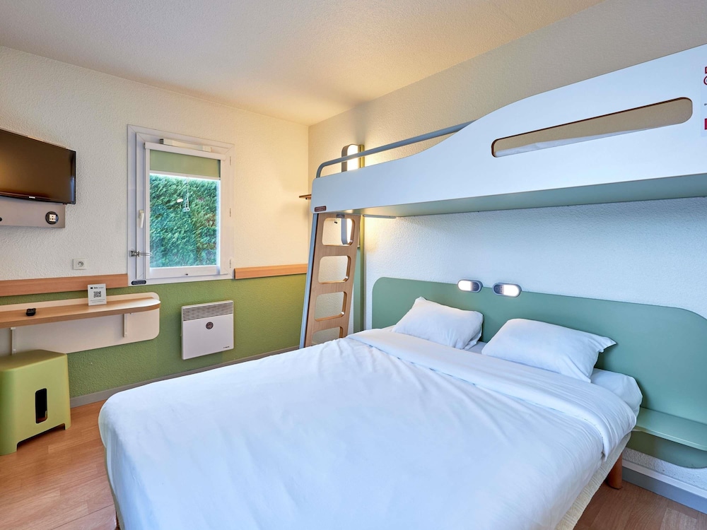 Habitación triple Cama Litera 1 Cama queen del hotel Ibis Budget Lisieux. Foto 12