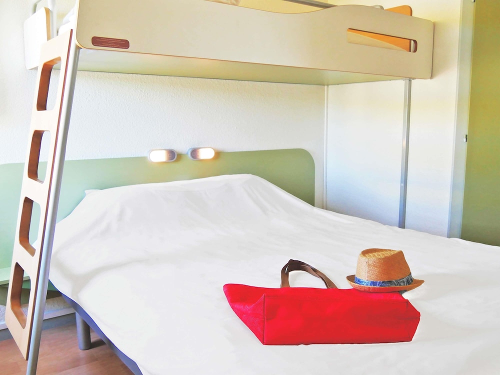 Habitación triple Cama Litera 1 Cama queen del hotel Ibis Budget Lisieux. Foto 15