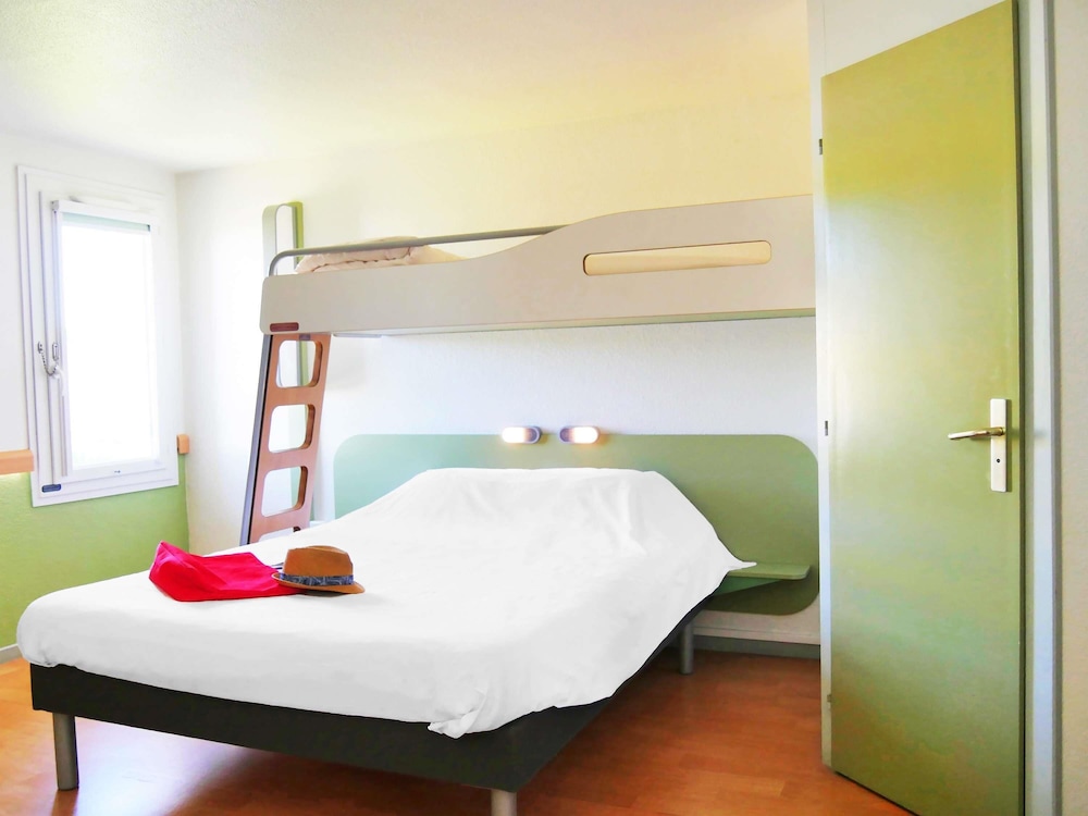 Habitación triple Cama Litera 1 Cama queen del hotel Ibis Budget Lisieux. Foto 16
