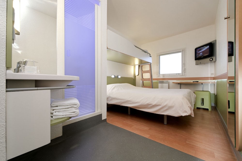 Habitación triple Cama Litera 1 Cama queen del hotel Ibis Budget Lisieux. Foto 18