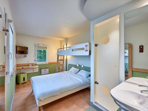 TRIPLE - Habitación con una cama grande y una litera del hotel Ibis Budget Lisieux