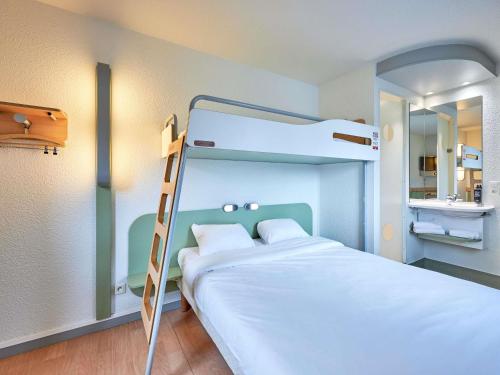 TRIPLE - Habitación con una cama grande y una litera del hotel Ibis Budget Lisieux. Foto 3