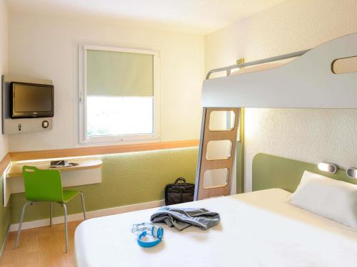 TRIPLE - Habitación con una cama grande y una litera del hotel Ibis Budget Lisieux. Foto 7